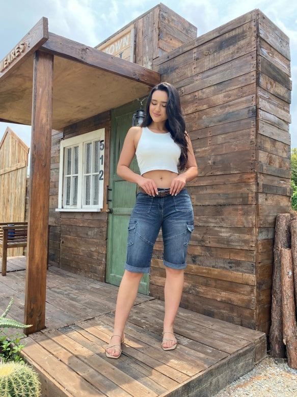 Women's Mid-Rise Cargo Bermuda Shorts, Relaxed Fit Knee-Length Jean Shorts With Large Utility Pockets And A Frayed Hem, Light-Wash Denim For A Y2K Streetwear Look