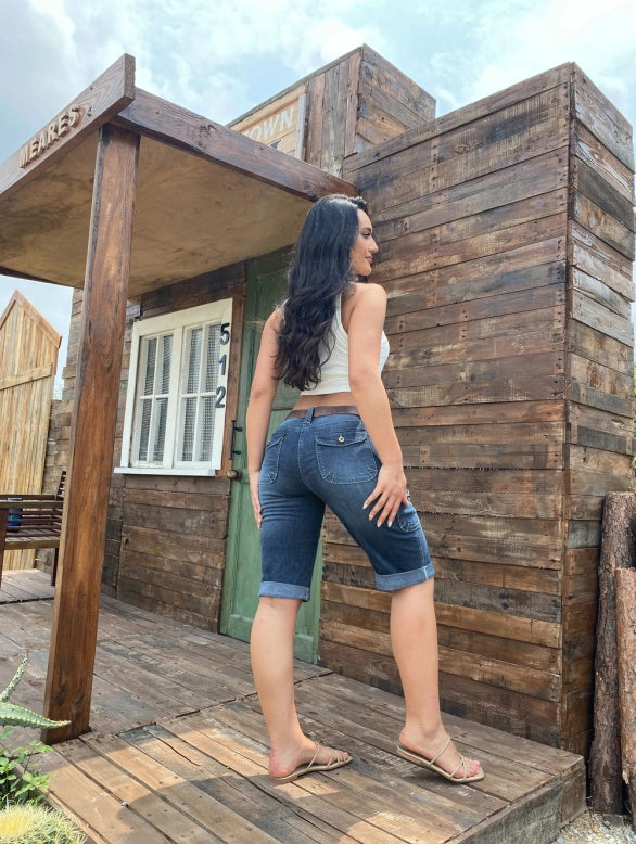 Women's Mid-Rise Cargo Bermuda Shorts, Relaxed Fit Knee-Length Jean Shorts With Large Utility Pockets And A Frayed Hem, Light-Wash Denim For A Y2K Streetwear Look